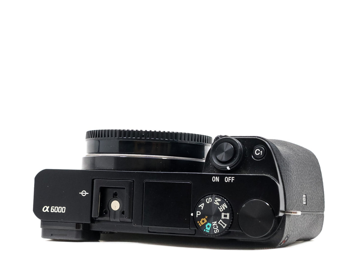 Sony Alpha A6000 - segunda mano - excelente estado - detalle 3 de 4 - SKU 3792156 - Camera Market