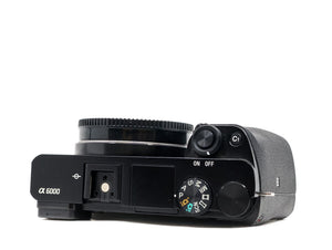 Sony Alpha A6000 - segunda mano - excelente estado - detalle 3 de 4 - SKU 3797201 - Camera Market